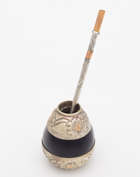Cuia com bomba de Chimarrão em prata / Tam: 19cm / Alt: 9cm / Diametro: 7cm