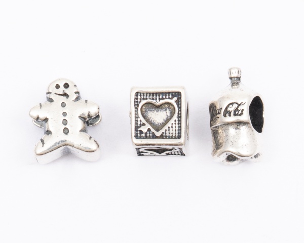 Lote com 3 Berloques para pulseira Pândora em prata 925, 1 dado com coração, 1 big coke e 1 boneco