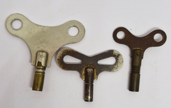 Lote com 3 chaves antigas de relógio
