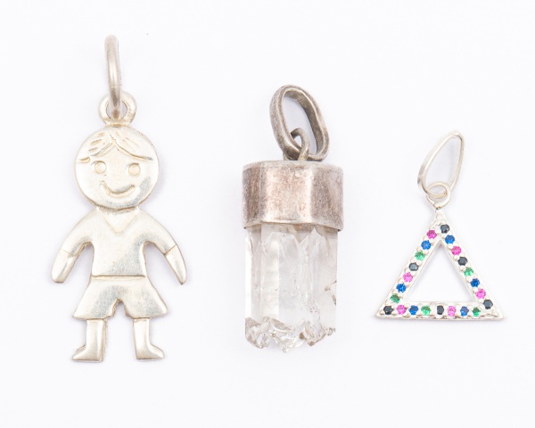 Lote com 3 pingentes em prata 925, 1 menino, 1 cristal transparente e 1 triângulo com pedras coloridas / Peso: 7grs