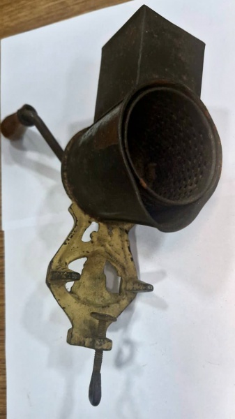 Antigo moedor - 10 X 17cm