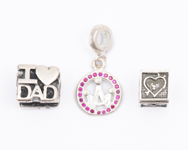 Lote com 3 Berloques para pulseira Pândora em prata 925, 1 I live dad, 1 cubo com corações e 1 bússola giratória com pedras vermelhas em volta