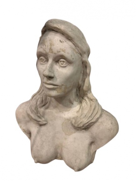 Busto em pedra representando mulher assinatura não identificada. Alt.50cm larg.45cm