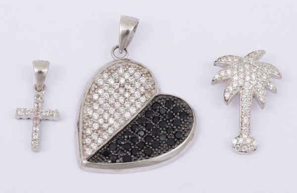 Lote com 3 pingentes em prata 925 / 1 coração com pedras pretas e brancas, 1 coqueiro, 1 cruz com pedras brancas de um lado e preta do outro / Peso total; 6,3gr