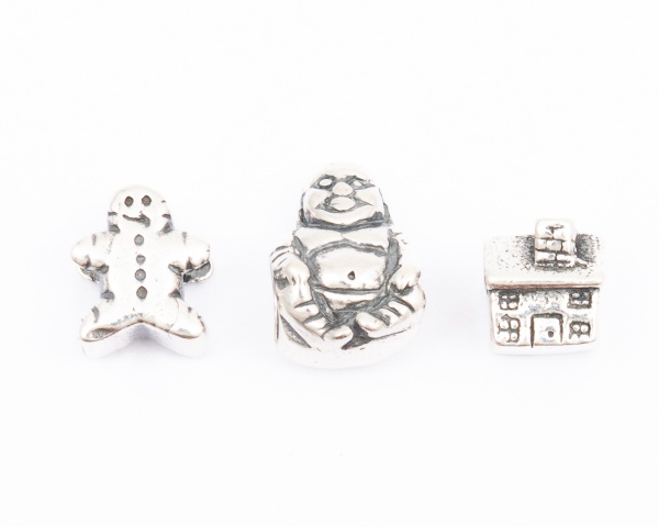Lote com 3 Berloques para pulseira Pândora em prata 925, 1 casa, 1 buda e 1 boneco de neve