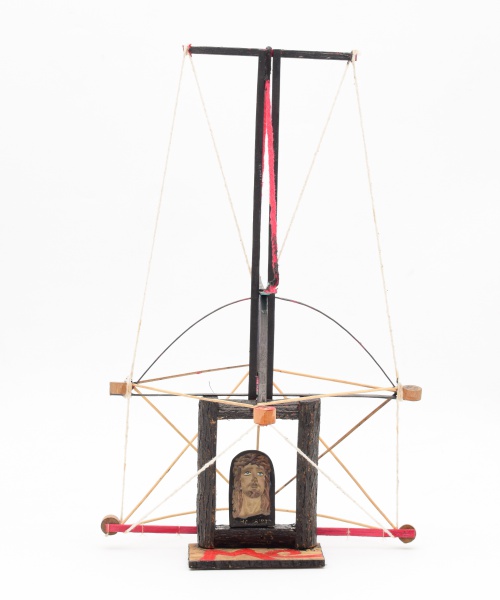 Escultura contemporânea confeccionada em varetas de madeira com amarração em barbantes e base em eucatex. Assinada com as iniciais M.C. Medidas: 40cm.