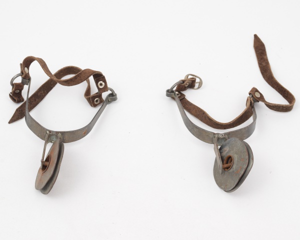 Lote com 2 esporas de ferro para cavalo / Tam: 17cm X 12cm