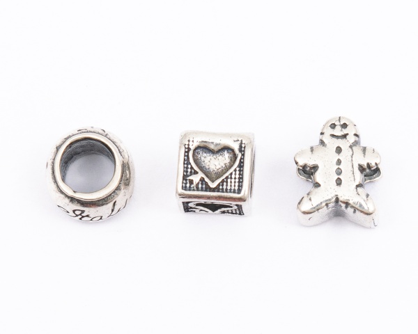 Lote com 3 Berloques para Pulseira Pândora em prata 925, 1 boneco, 1 dado com coração e 1 com escrita made in Italy