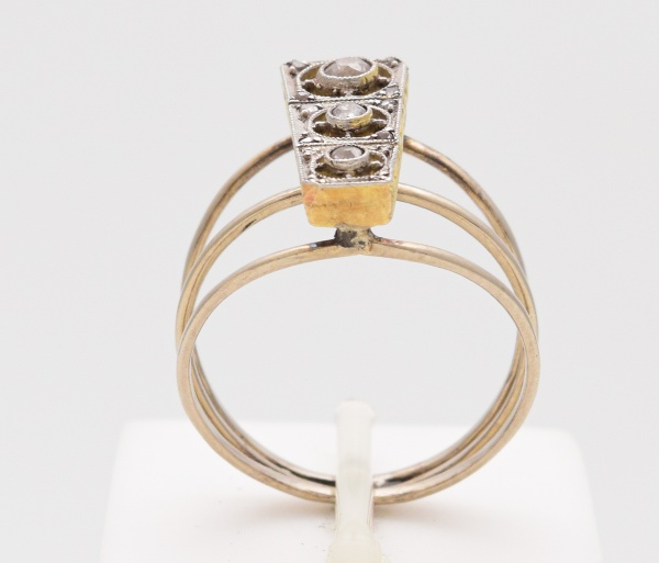 Anel de ouro branco 750 com 3 brilhantes. Peso 2,6g / Aro:13