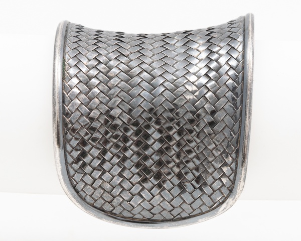 Bracele em prata 925 trabalhado em formas geométricas / Larg: 6cm / Peso: 58,7grs