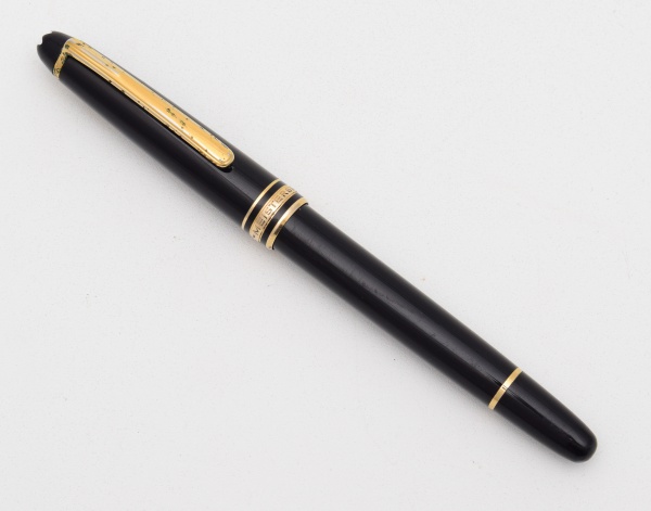 Caneta Esferográfica Montblanc preta com detalhes dourados