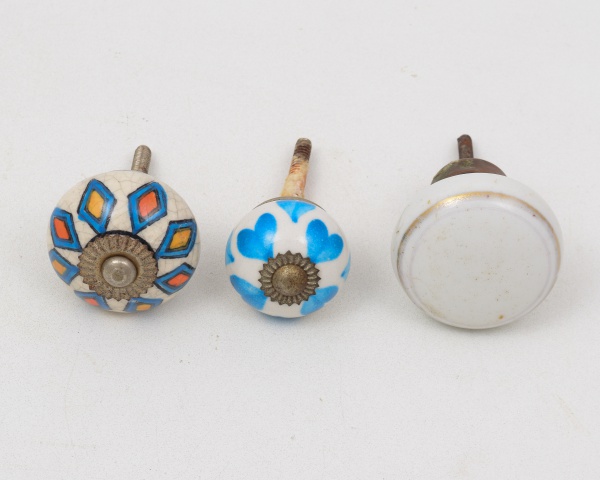 Lote com 3 puxadores em porcelana / Tam: 4 x 3cm e 2,5 x 3cm