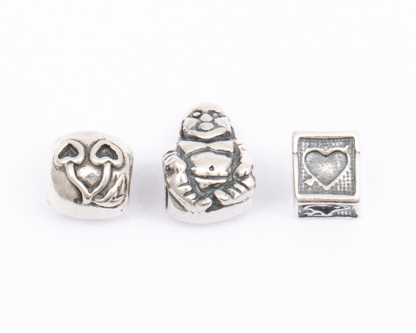 Lote com 3 pingentes para pulseira Pândora, buda, cubo com corações, cereja
