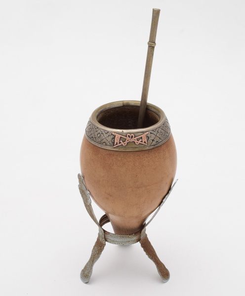 Chimarrão c/ bomba de prata 800, aplique de ouro/ Cuia com parte superiorem prata com aplique dourado e bomba em prata 800