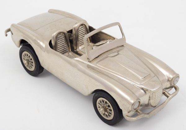 Antiga miniatura de carro em metal prateado / Tam: 24cm
