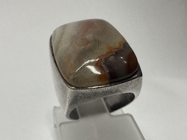 Anel em prata 925 contendo uma belíssima pedra. Aro 17.