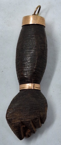 Antiga figa em madeira encastoada em ouro 18k / Tam. 3cm.