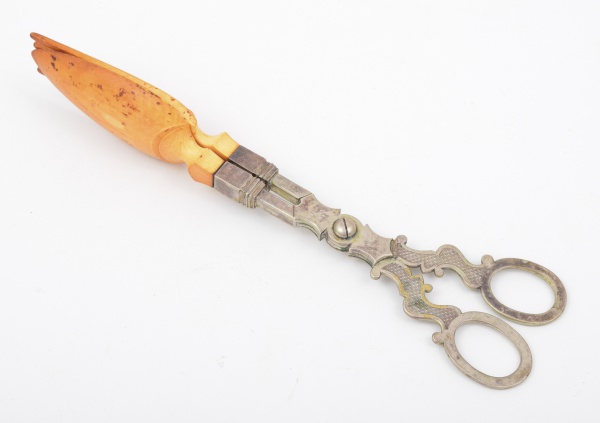 Antiga pinça em prata com marfim / Peso: 150gr
