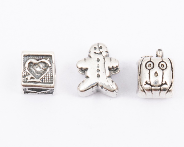 Lote com 3 Berloques para pulseira Pândora em prata 925, 1 dado com corações, 1 boneco, 1 esculpido de abóbora