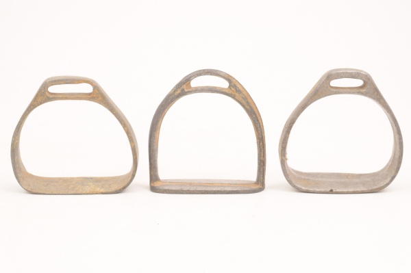 Lote com 3 Estribos em alumínio modelos diferentes - 12 X 14cm