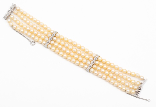 Pulseira de pérolas com ouro branco e diamantes./ Tam: 17cm com 128 pérolas