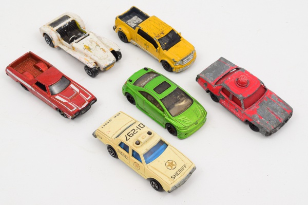 Lote com 6 miniaturas de carrinhos coloridos, variados / Tam: 7cm