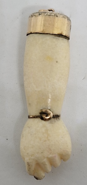 JÓIA DE CRIOULA - Antiga figa confeccionada em resina, encastoada em ouro, finamente cinzelada , complementada por pulseira e unhas em ouro. Bahia , séc. XIX/XX. Med. 4cm.