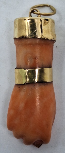 Figa de coral com detalhe de ouro 750 / tam 3cm