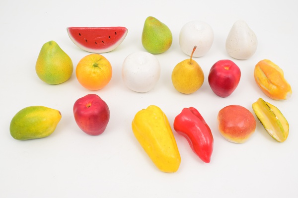 Lote contendo 16 frutas artificiais/ decorativas variadas