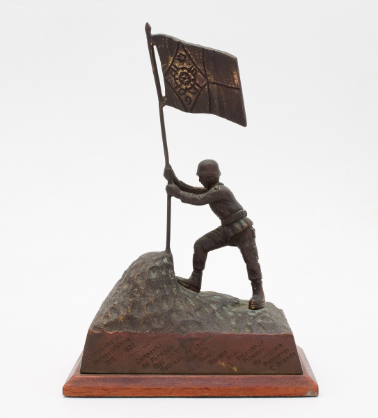 Escultura em bronze Militar com bandeira /28 cm