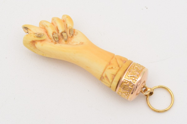 Figa em marfim com ouro - Jóia de crioula / tam: 5cm