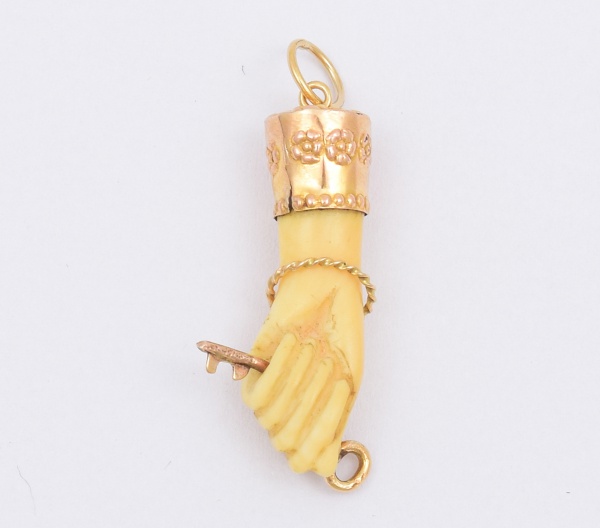 Pingente Figa de Marfim com Ouro 18k - Med. 2,5cm.