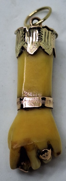 Figa de osso com detalhe de ouro/ tam 2,5cm
