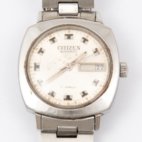 Relógio de pulso CITZEN com marcador de data , fundo claro e pulseira de aço / Tam: 3cm - Sem garantias futuras