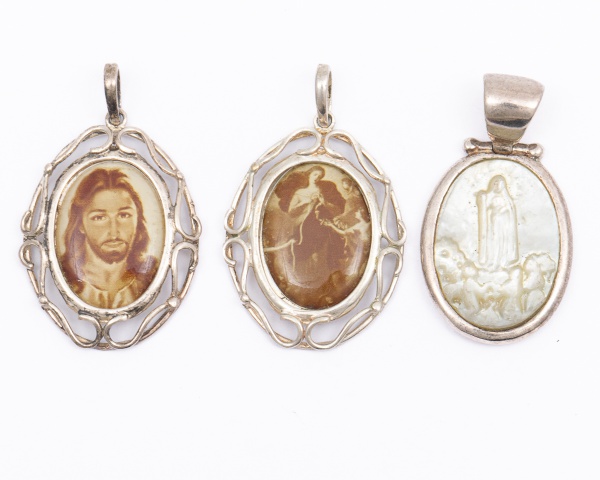 Lote com 3 pingentes em prata 925, 1 Nossa Senhora em madrepérola, 1 com Cristo e 1 Santa / Tam: 4cm cada / Peso: 15grs