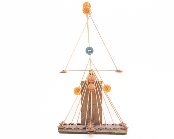 Escultura Artesanal confeccionada com material reciclado. Peça única com assinatura MARCELO CONCEIÇÃO. Detalhe de botões de acrílico.Altura: 35cm.