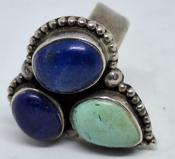 Elegante anel em prata 925 com três pedras na tonalidade azul e verde. Aro: 20.