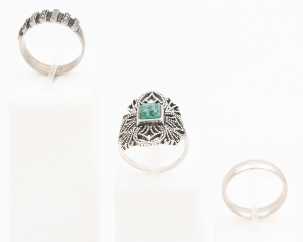 Lote com 3 anéis em prata 925, 1 estilo indiano com pedra verde, 1 aliança lisa e 1 meia aliança com pedras escuras ( Aro: 17, 14 e 17)