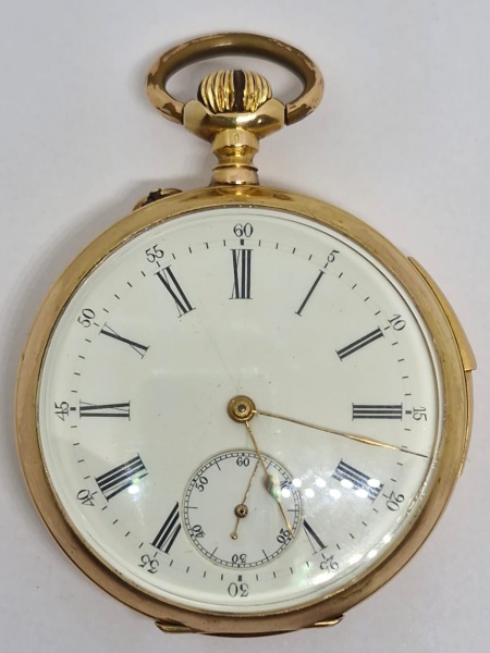 Antigo relógio de bolso vintage modelo de repetição em ouro com mostrador branco e algarismos romanos. / Peso 85,3gr