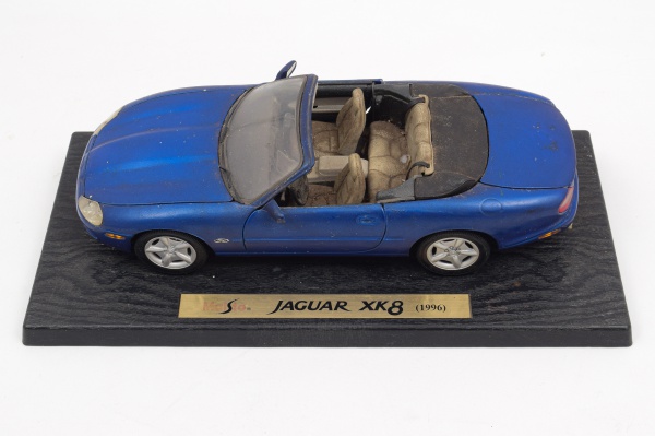 Miniatura de carro Jaguar / Tam: 38cm
