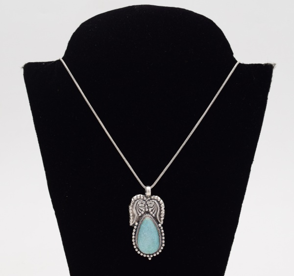 Cordão em prata 925 Tam: 44 cm com pingente com detalhe ao centro em formato de gota com pedra turquesa / Tam: 5cm - Peso:22g