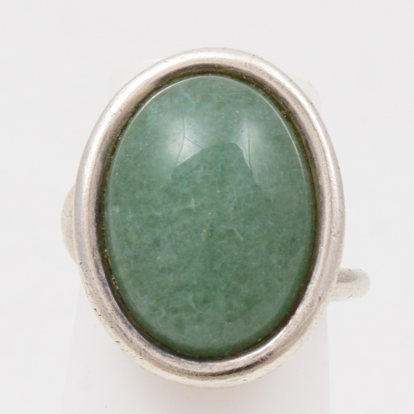 Anel em prata 925 pedra central oval verde / Aro: 15, Peso: 7,2gr