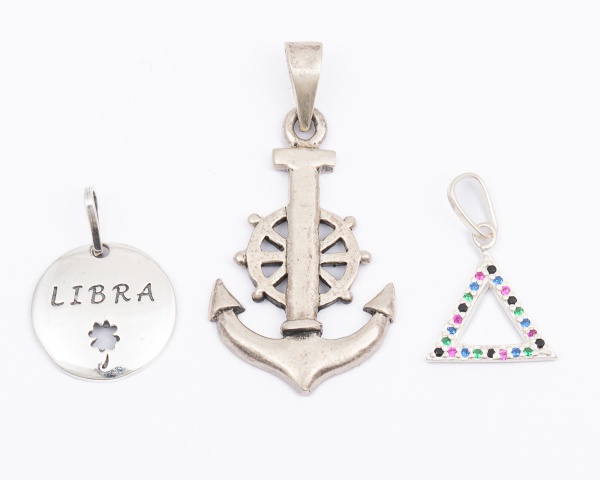 Lote com 3 pingentes em prata 925, 1 signo de libra, 1 triangulo com pedras coloridas e 1 âncora / Peso total: 6,8gr