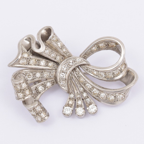 Broche em platina com diamantes. Peso 9,8g. Mede 3,5x3cm
