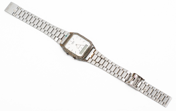 Relógio de pulso CASSIO com mostrador branco e pulseira prateada / Tam: 2,5cm - Sem revisão e sem garantias futuras