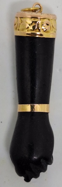 JÓIA DE CRIOULA - Antiga figa em baquelite encastoada em ouro 18k / Tam. 4cm.