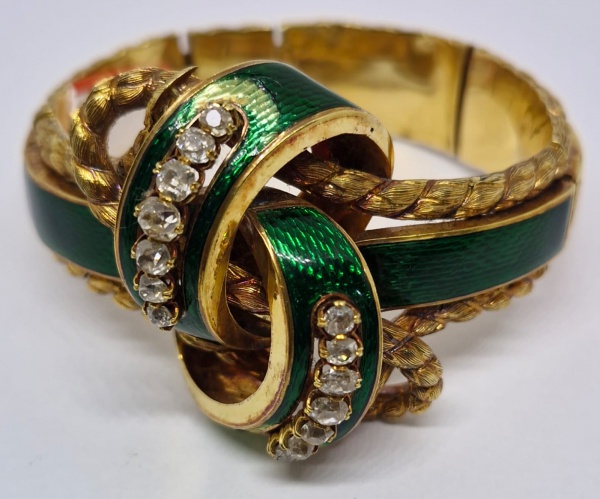 Bracelete em ouro com detalhe em esmalte verde e 14 pedras de brilhantes , sendo a maior com 25 pontos. / Contém pequena falha no esmalte / Peso: 52,9gr