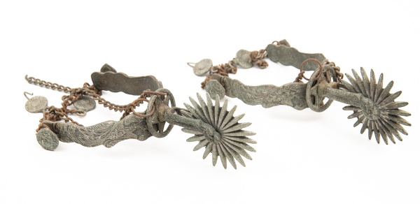 Par de esporas em metal do Séc XVIII / Tam: 20 X 10 cm