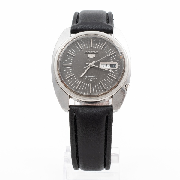 Relógio de pulso SEIKO 5 vintage automático com mostrador preto radial/ Tam: 3,5cm - Sem garantias futuras