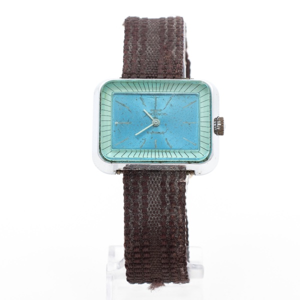 Relógio vintage feminino TECHNOS com design "Tank" retangular com o mostrador azul e pulseira em tecido marrom. / Tam: 3 x 2,5cm - Sem garantias futuras
